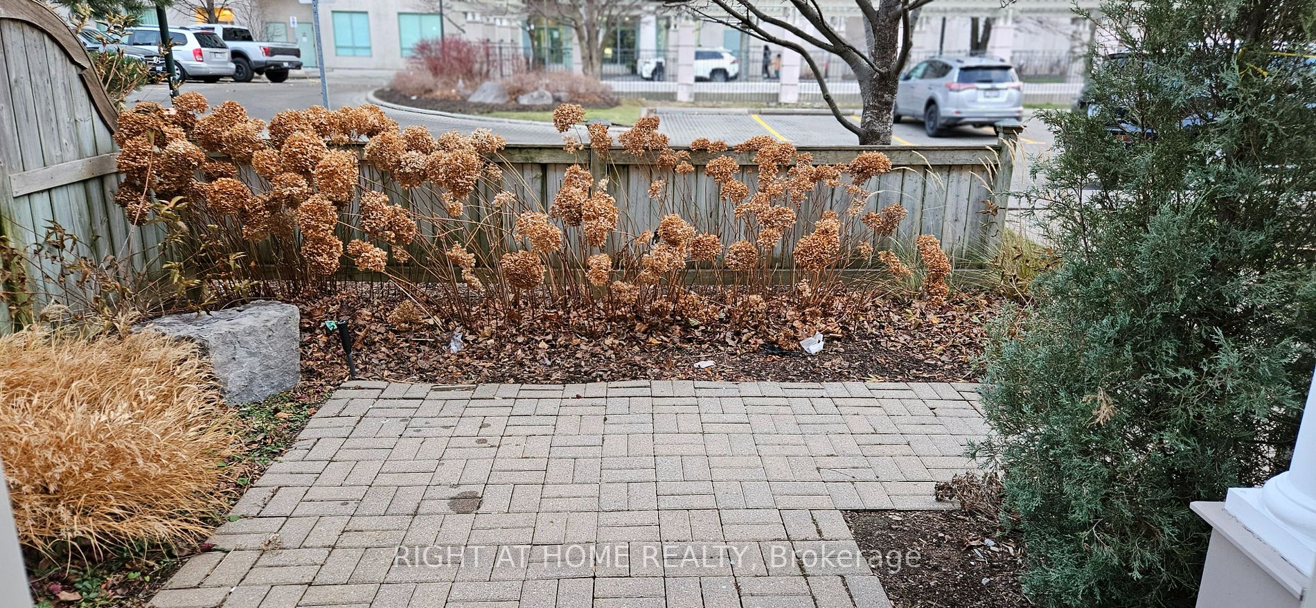 61 Town Centre Crt Th67