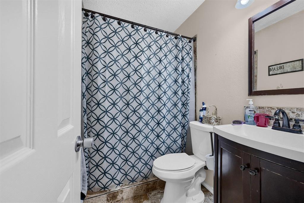 1933 Lakeview Circle