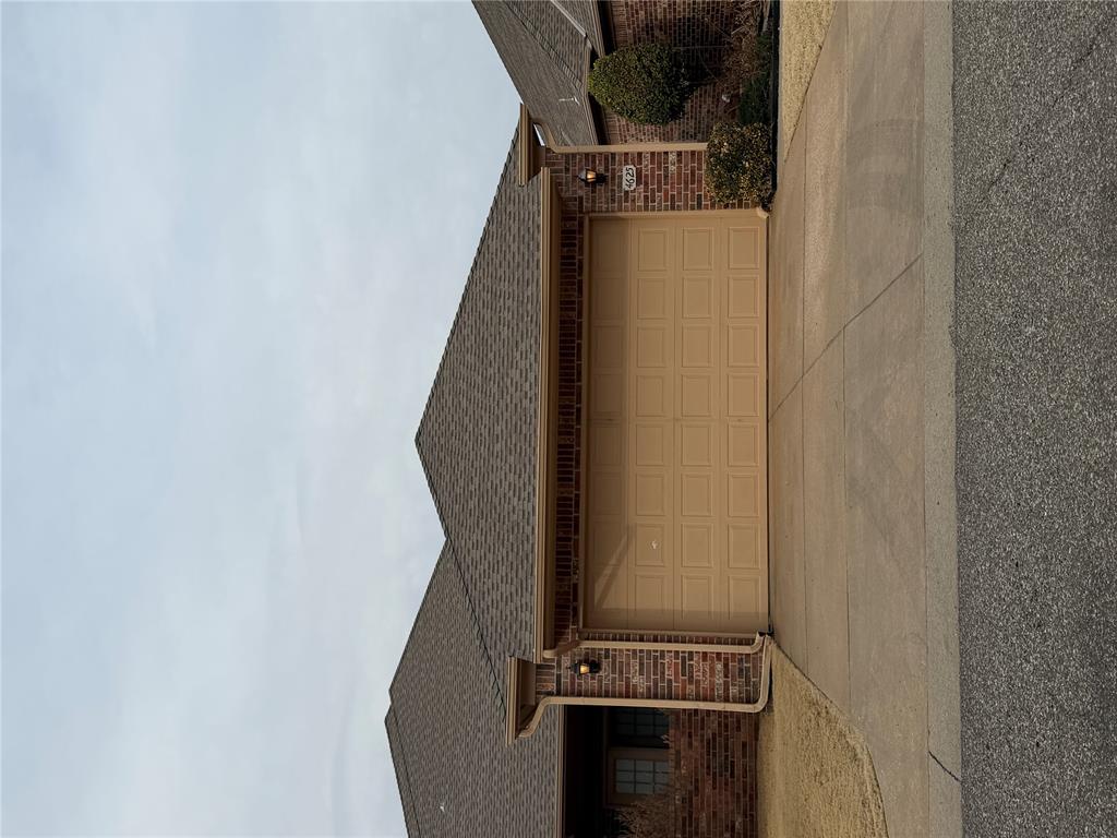 Fantastic condominium in Windsor Court offering a secure gated entry.  The home has very spacious rooms that includes 3 beds and 2 full baths with the master bath that has a large jetted tub plus a separated shower.   Very large living room that offers a dining area as well as dining in the kitchen. Please call for your private showing now.