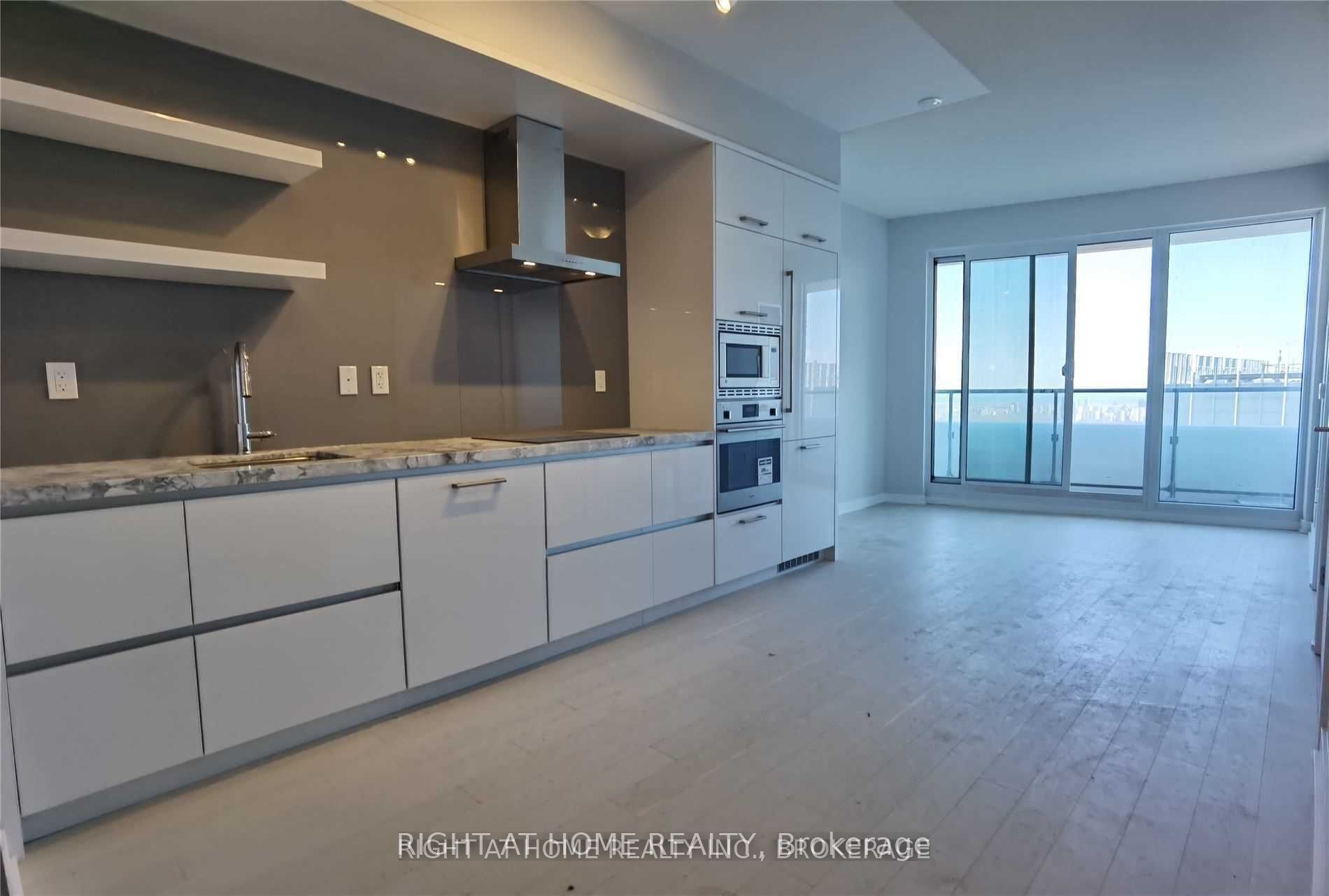 2221 Yonge St 5104