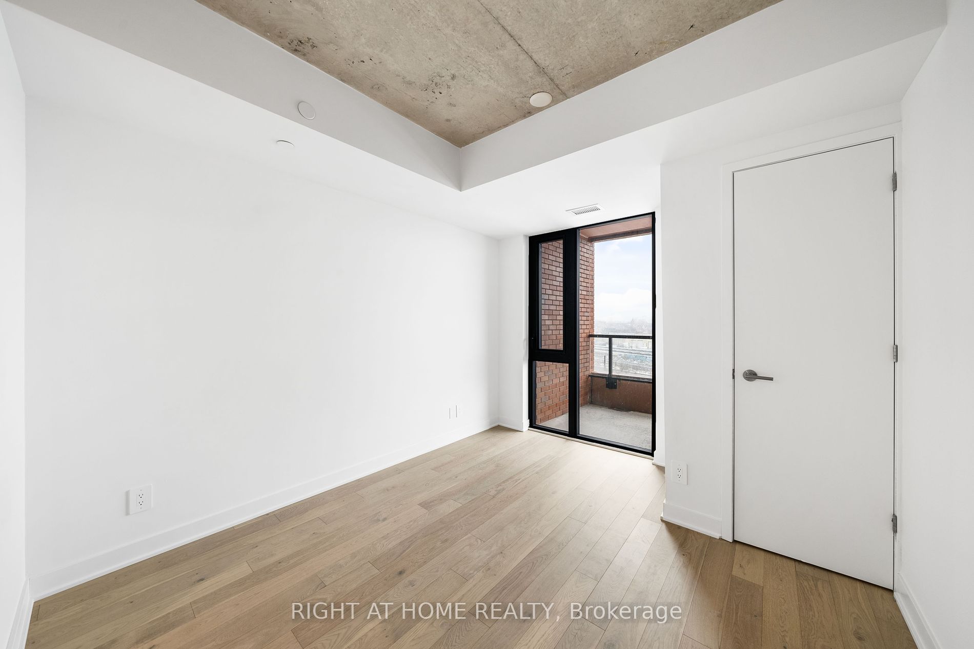 2720 Dundas St 520