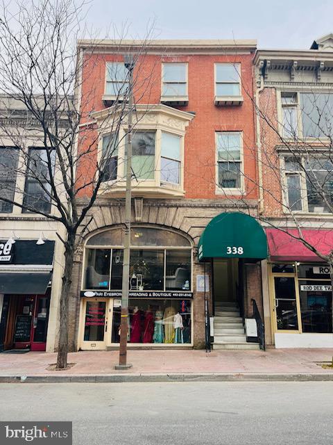 Spacious 2BR / 2BA apartment in the heart of Mount Vernon, located on the second floor of a beautiful Victorian home. Perfect setup for roommates with two full bathrooms and very large bedrooms.The apartment features huge living and dining areas, tall ceilings, and tons of natural light from oversized windows. Original hardwood floors add character throughout.Updated kitchen and bathrooms with quartz countertops, stainless steel appliances, and modern showers/vanities.Washer and dryer included for added convenience.Great location close to restaurants, schools, and downtown—ideal for students or young professionals looking for space and style.