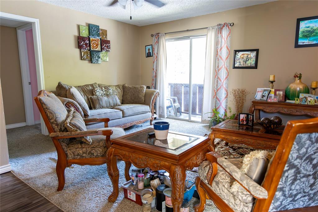 Beautifully updated condo in Norman, just 1 mile from the OU campus, offering stunning skyline views. Enjoy amenities such as a saltwater pool, fitness center, clubhouse, and HOA benefits, all within close proximity to buses, schools, parks, and great restaurants.