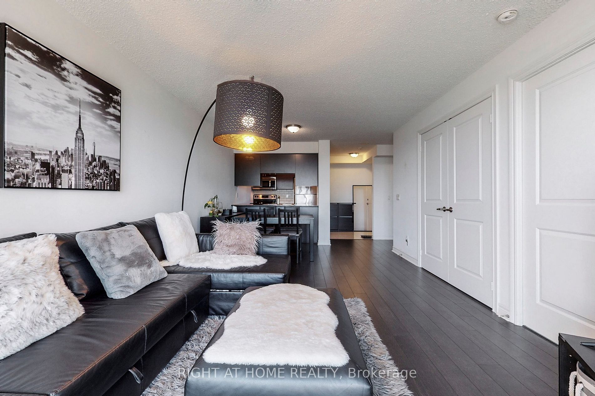 50 Town Centre Crt 1911