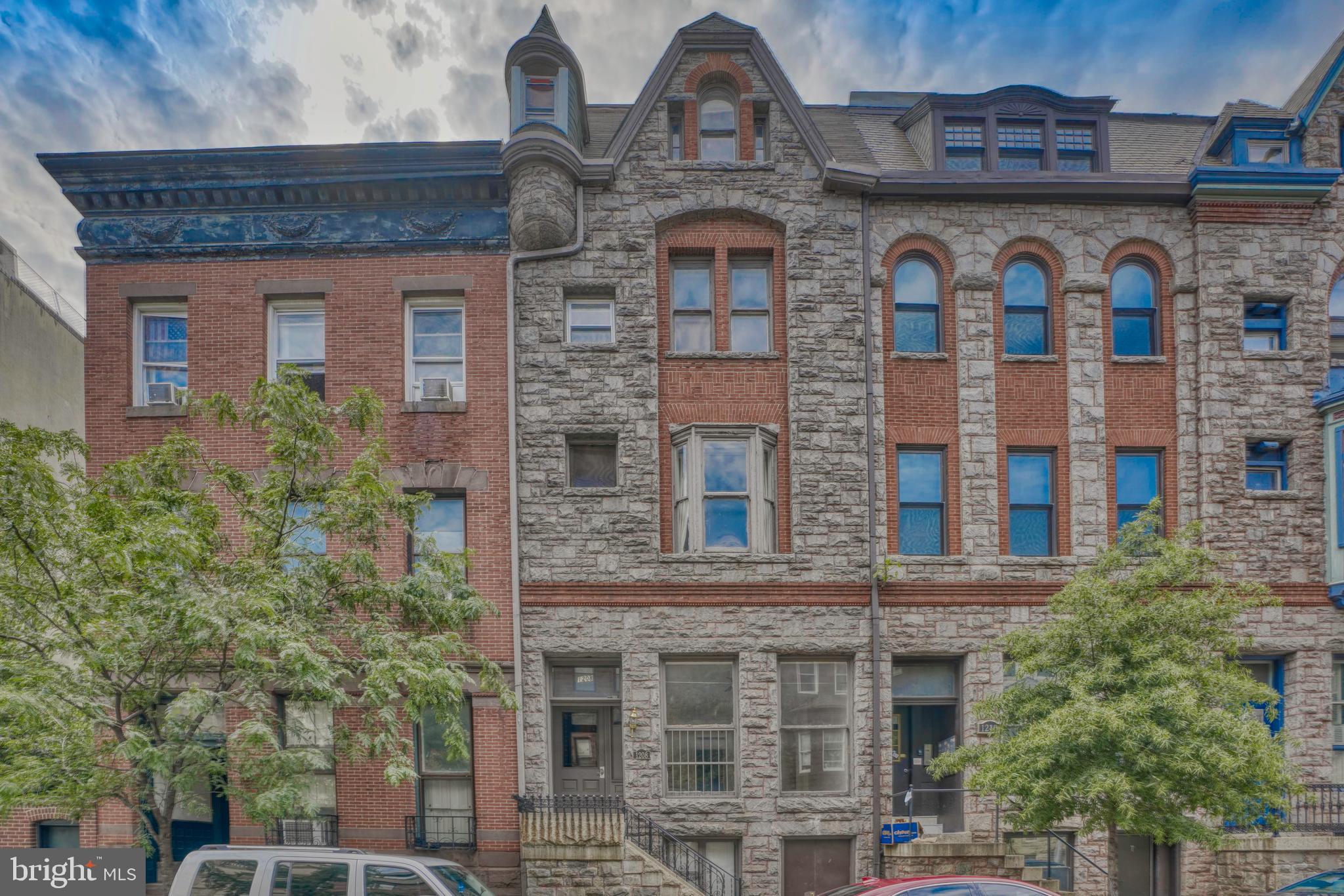 Conveniently located 1 bedroom, 1 bathroom apartment in Historic Mount Vernon available for immediate move-in. Laundry in building. Just mins away from Penn Station, University of Baltimore, restaurants, shopping and more!
