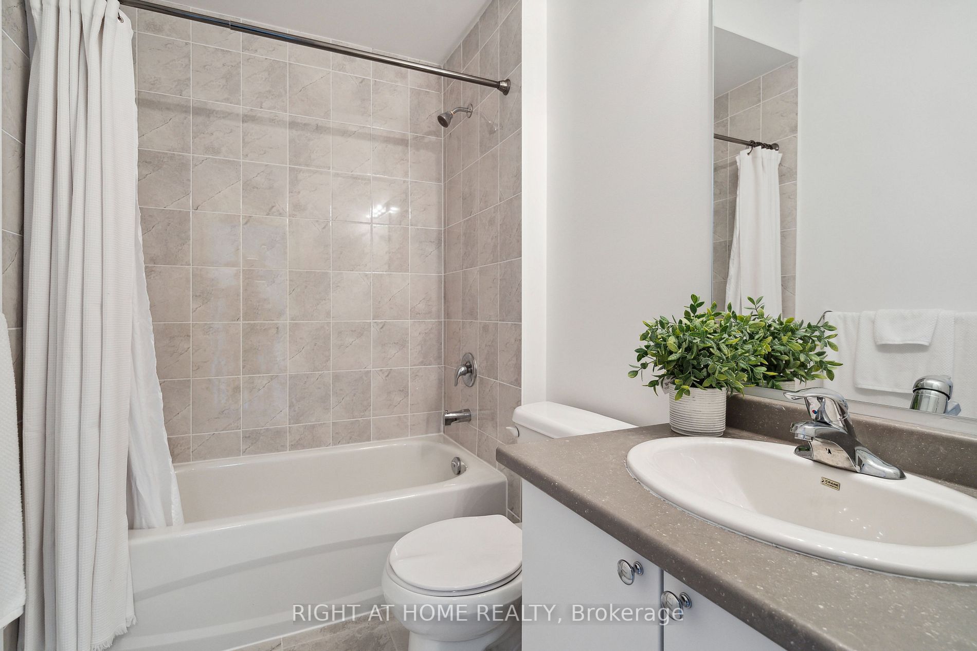 2495 Littlefield Cres