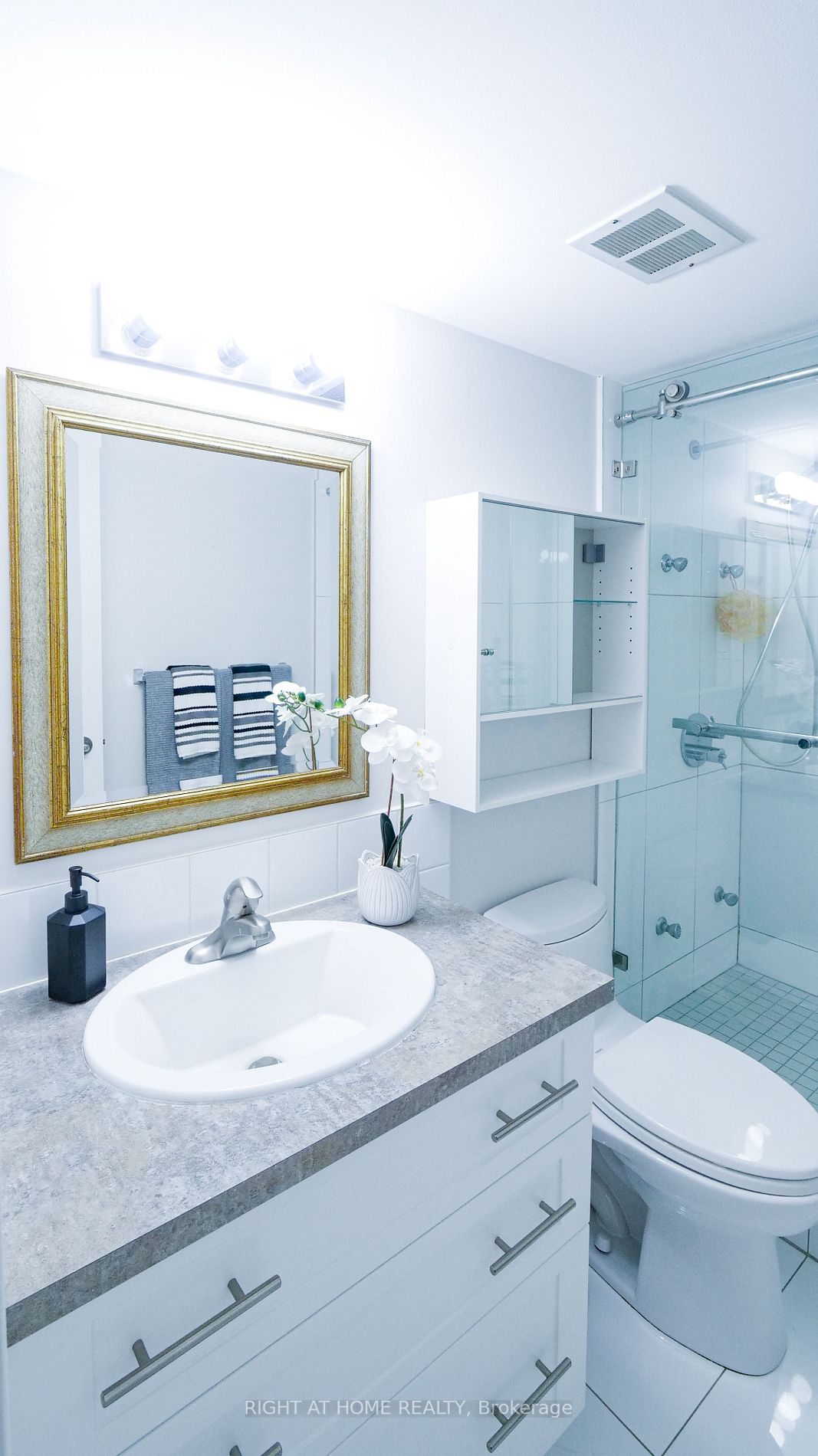 812 Burnhamthorpe Rd 705