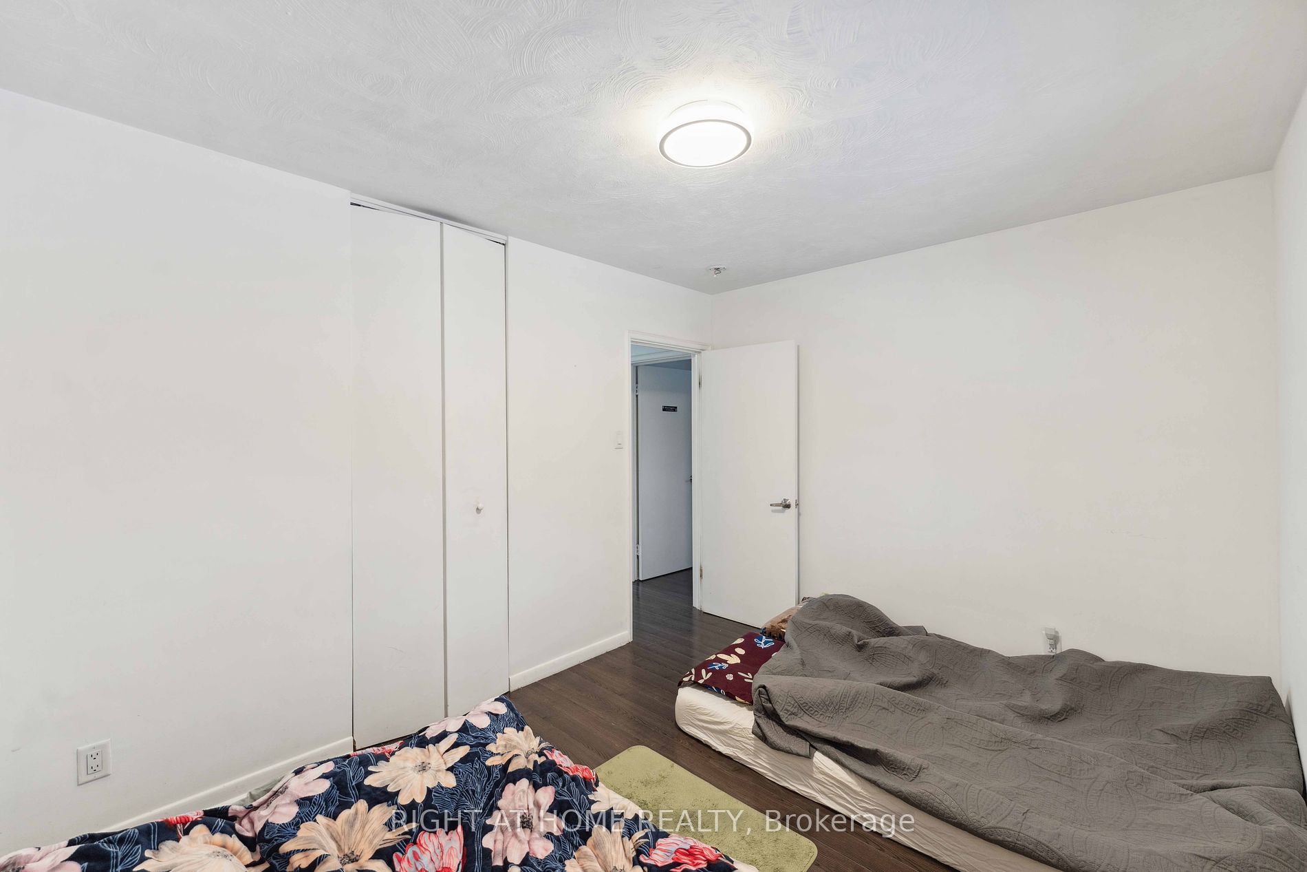 1274 E Cobden Rd