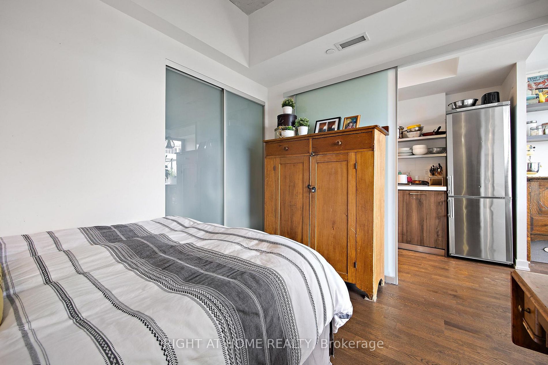 560 W King St 1004