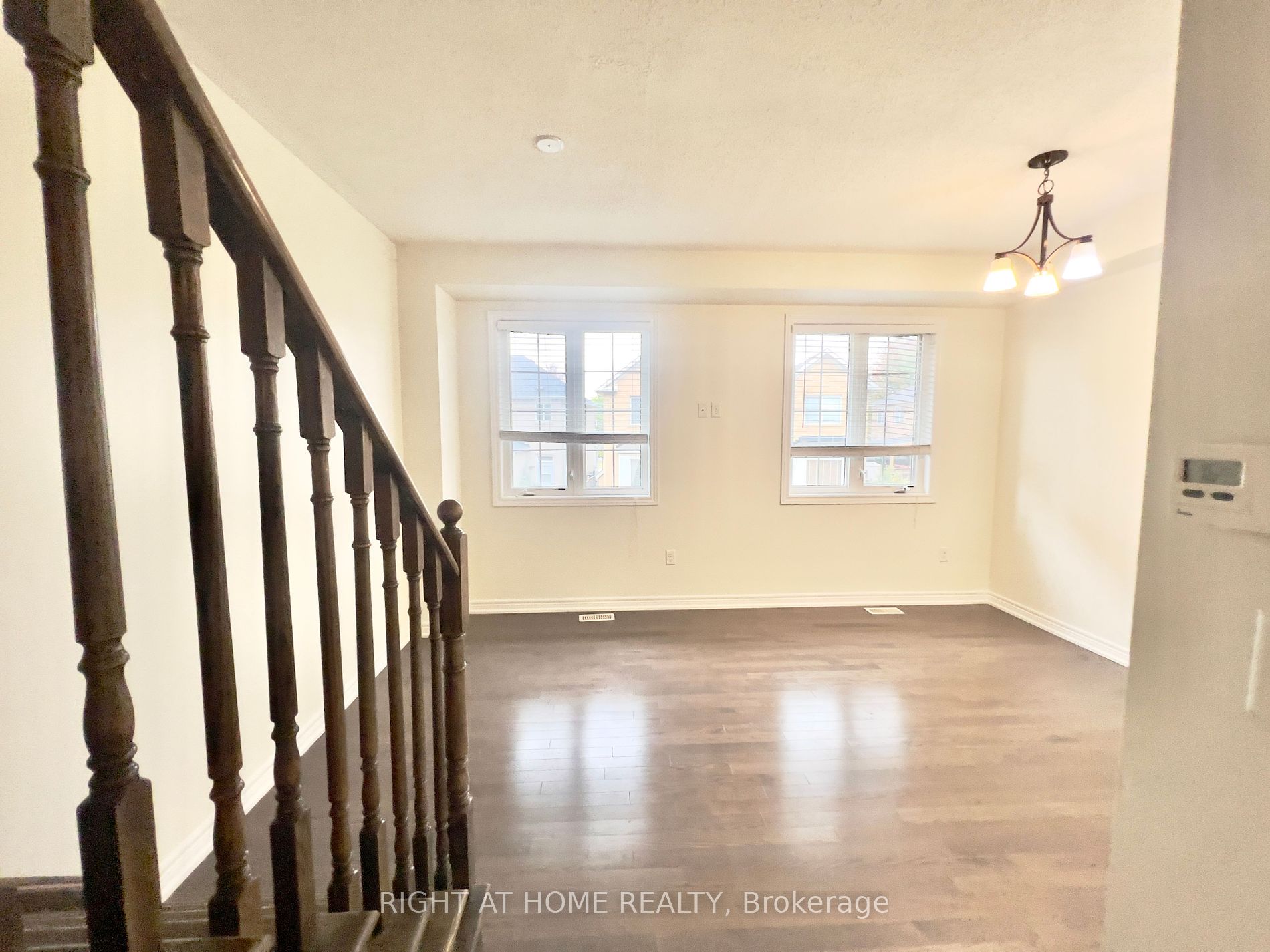 1352 E Granrock Cres