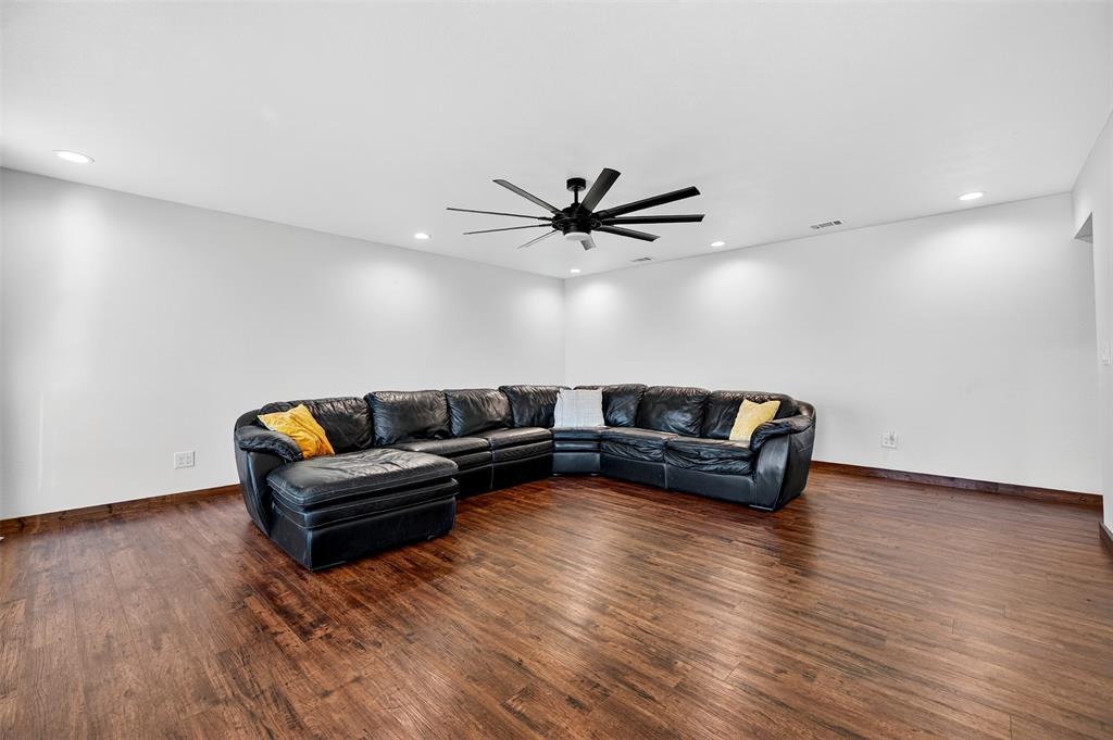 616 E Bells Boulevard