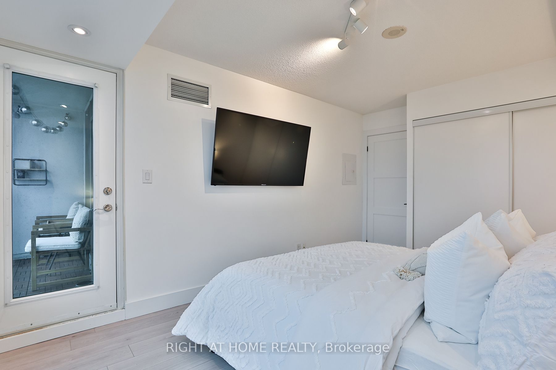 88 Grangeway Ave 2506