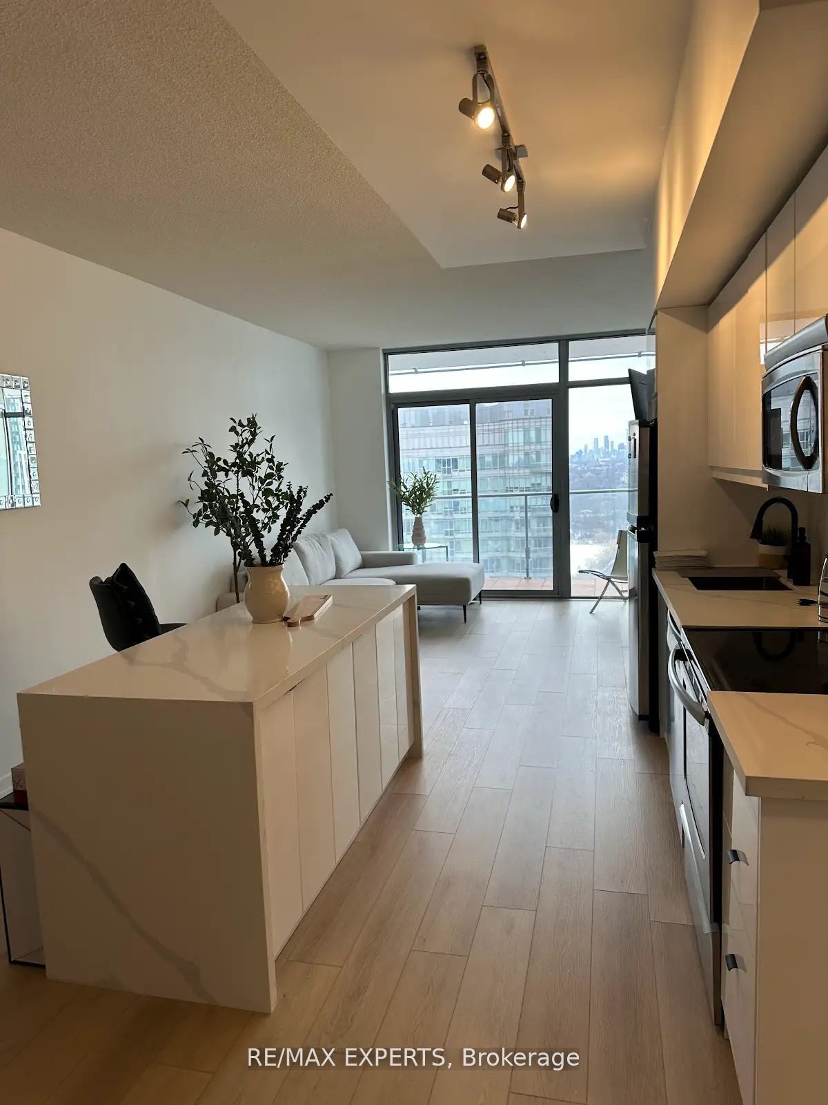 103 The Queensway Ave 2703