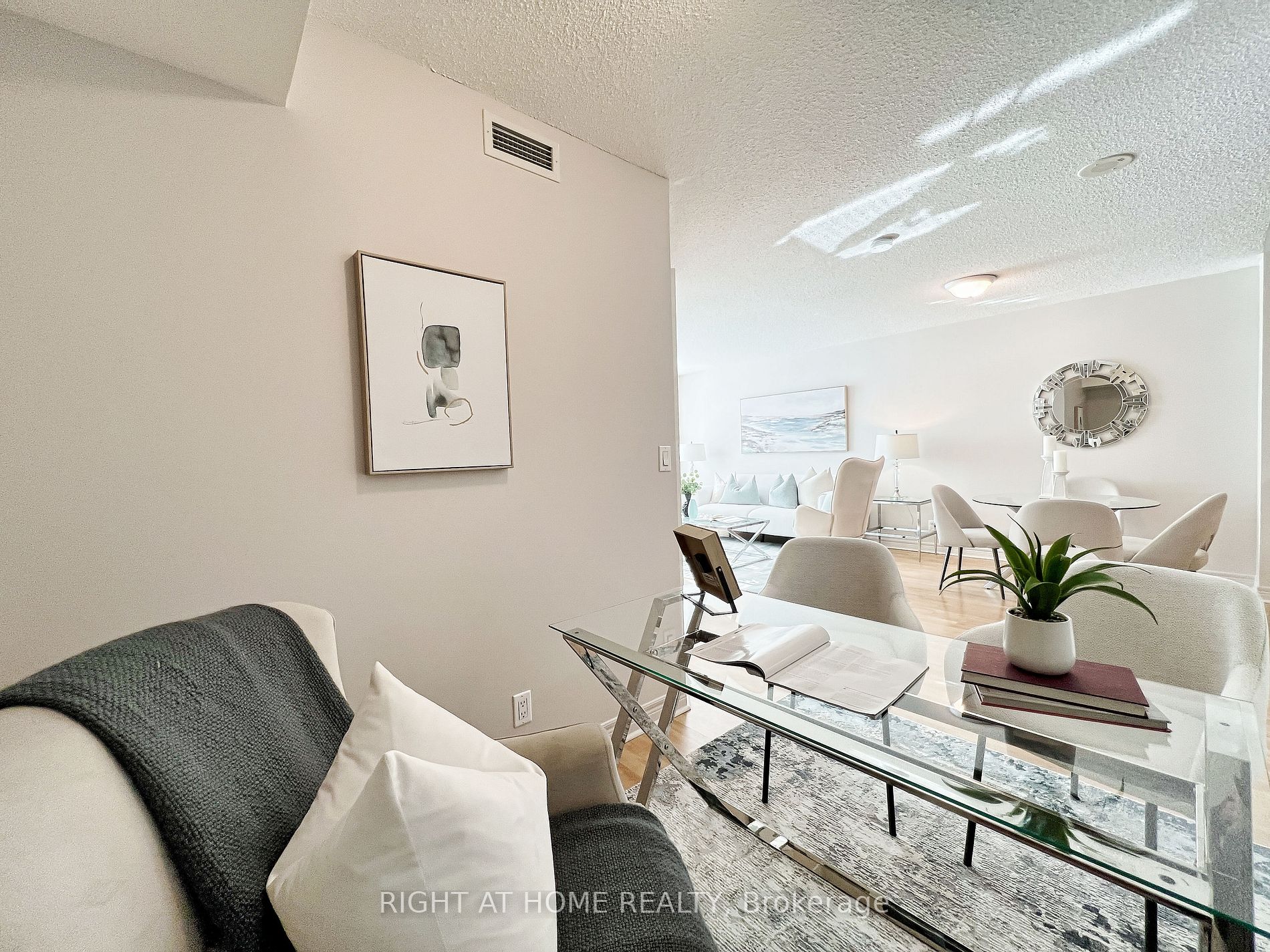 212 E Eglinton Ave 502