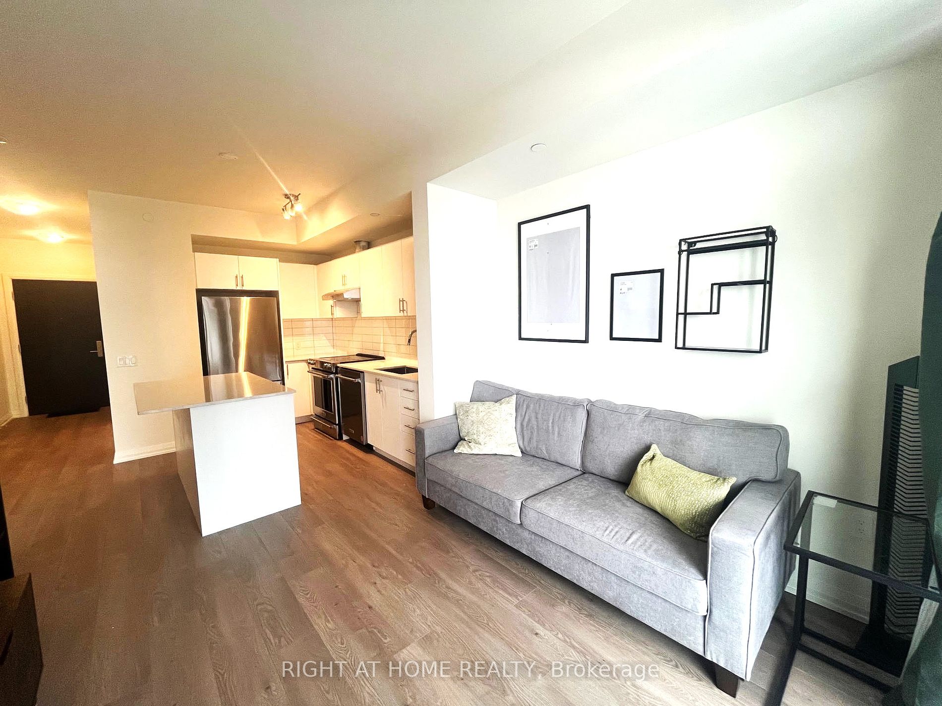 9000 Jane St 1616