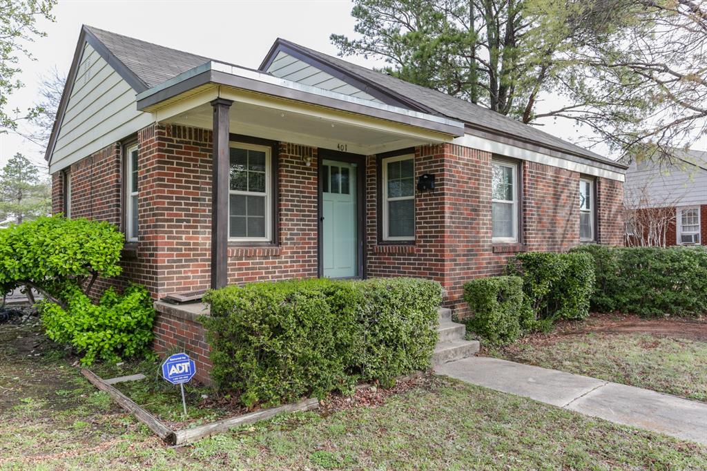 Perfect home for rent in the heart of Edmond's coveted Capital View Neighborhood. This charmer has 3beds, 2baths. Within walking distance to UCO!