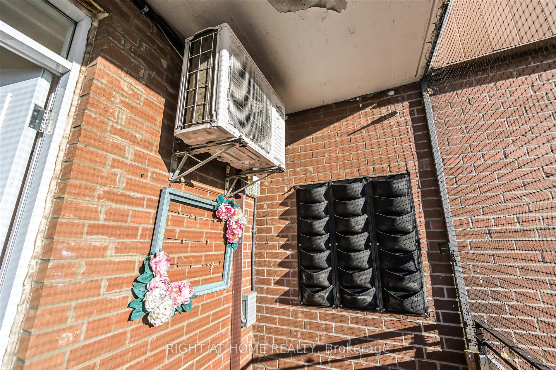 3105 Queen Frederica Dr 905