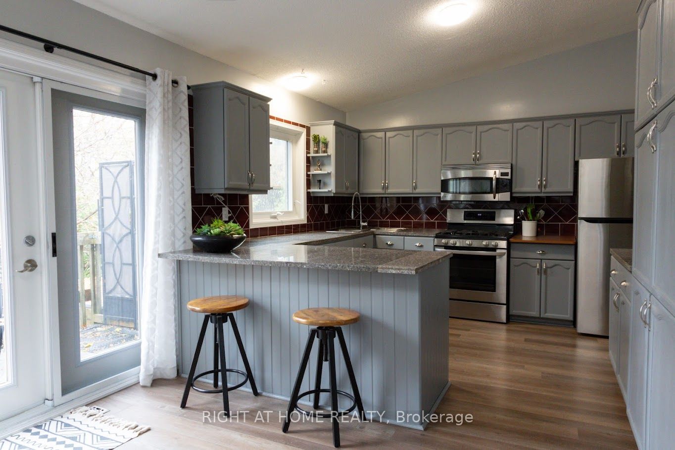591 N Dunrobin Crt