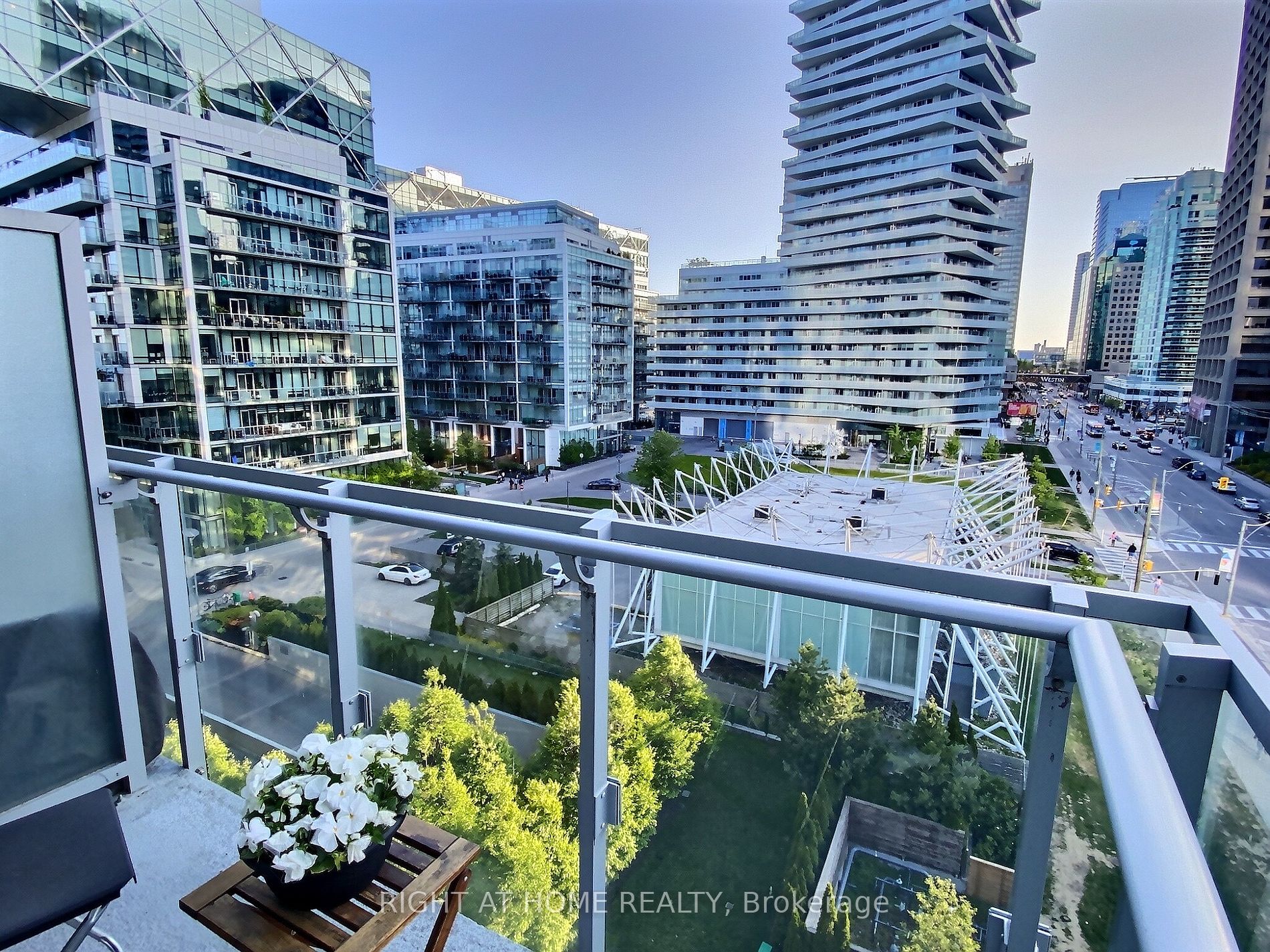 39 E Queens Quay 641