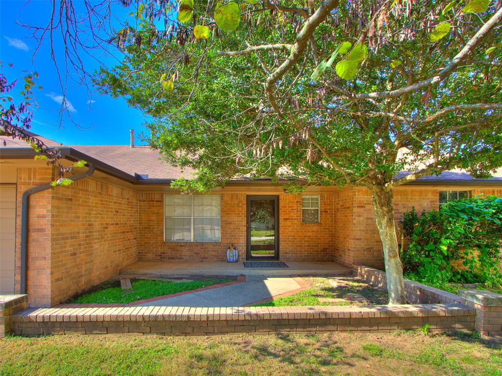 Looking for a home within biking distance to The University of Oklahoma and under $250,000?! You have found it! This three bedroom, two bath, two car garage home has spacious bedrooms, a large kitchen with built in work space and walk in pantry as well as an oversized laundry space. Want a formal dining space, flex space or just the ability to spread out? This versatile living space gives you all the options!