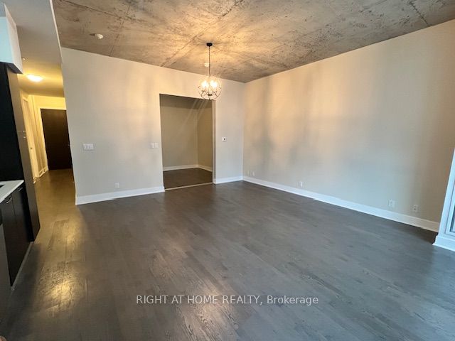 399 W Adelaide St 402