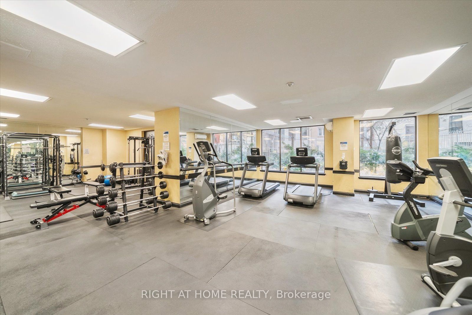 633 Bay St 1407