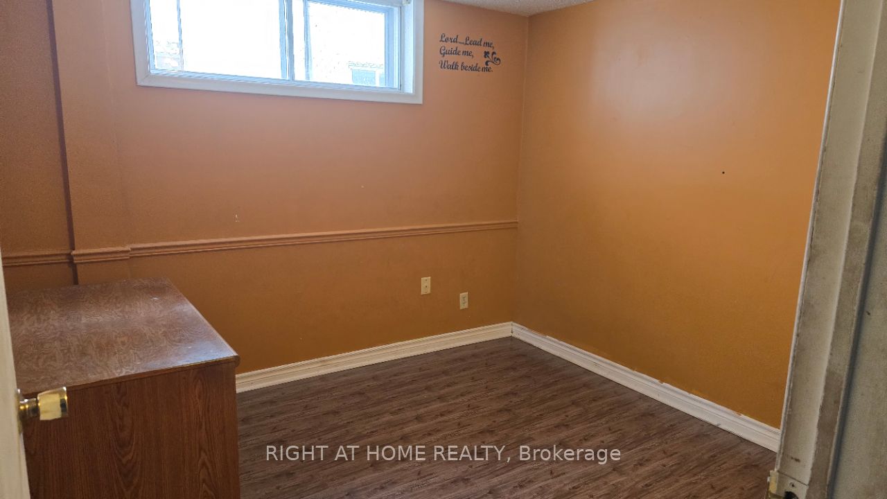 556 Van Horne Ave LOWER