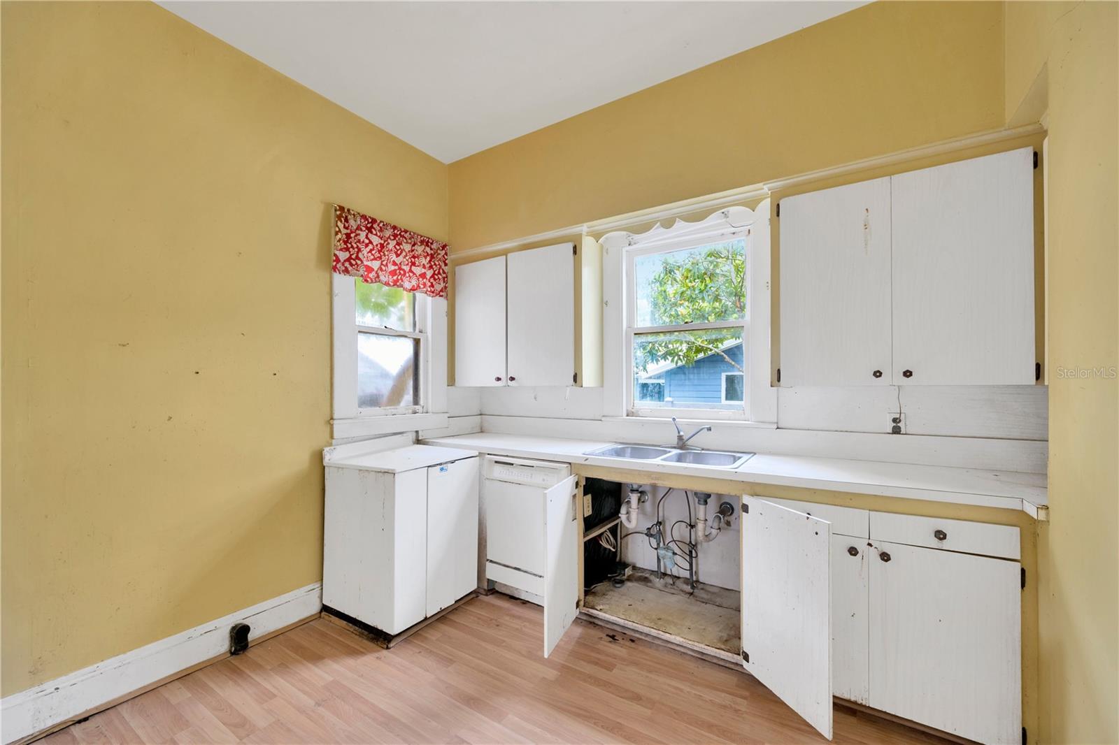 105 E Calhoun Street