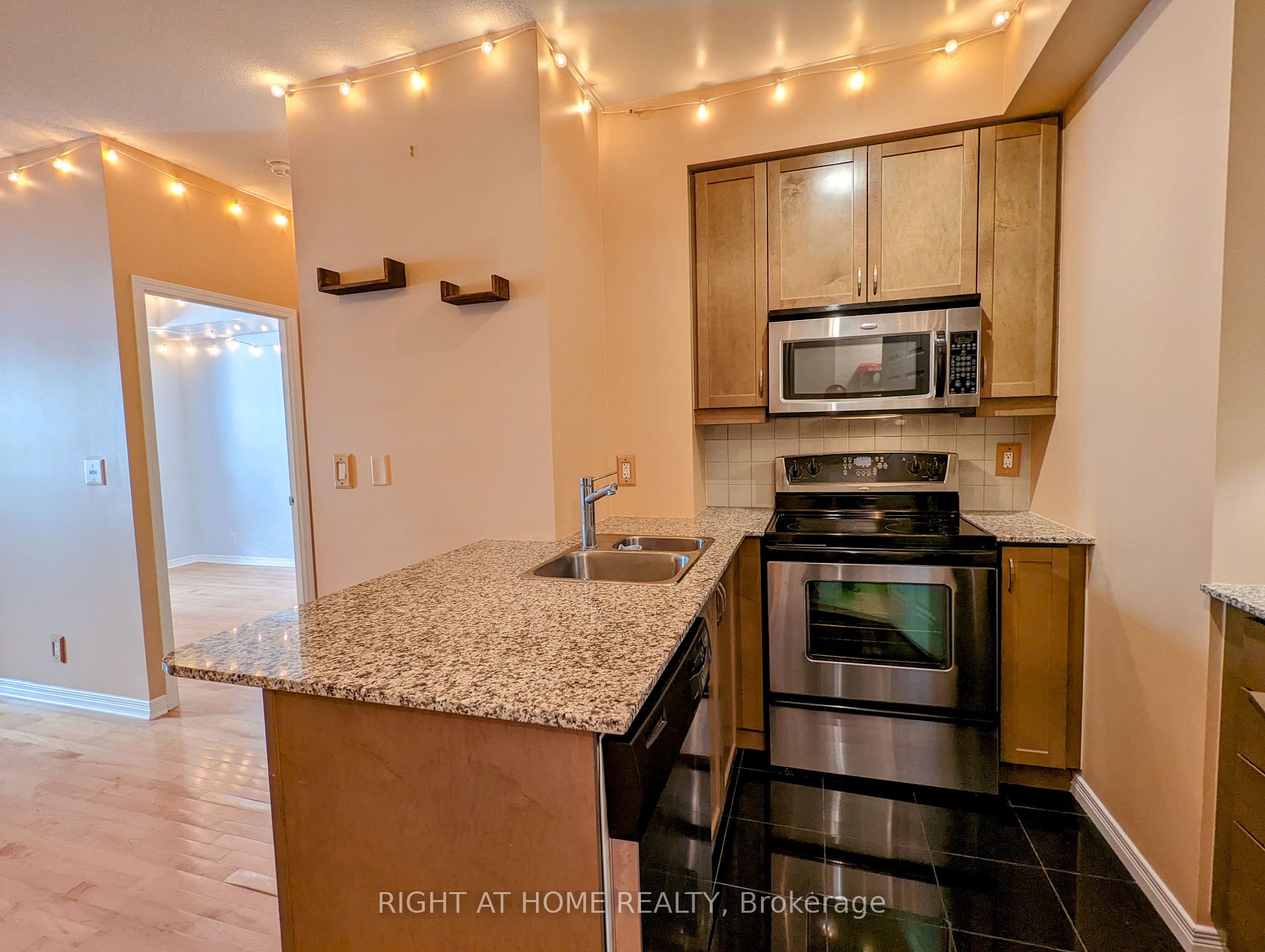 736 Spadina Ave 416