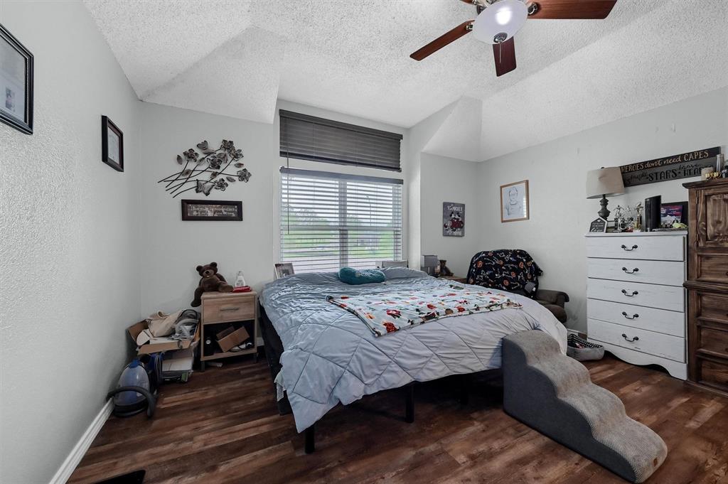1933 Lakeview Circle