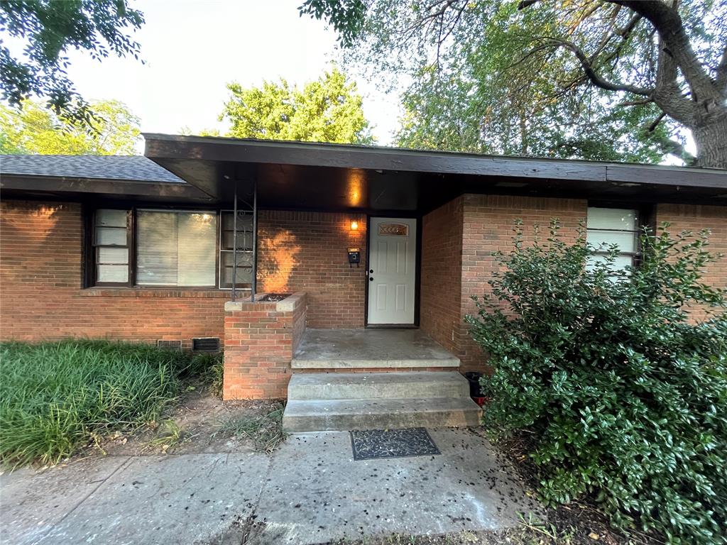 Walk to campus! Awesome home with 1.5 bath just blocks away from OU. Large sized rooms and built ins. Comes with fridge, dishwasher and washer/dryer (AS/IS). Master bedroom has a large, walk-in closet. Bath bathrooms recently remodeled. Central heat and air! All beautiful wood floors throughout with exception of tile in kitchen and bath. Lots of natural sunlight in this home. Enjoy BBQing and entertaining in a large back yard fenced. Close to OU between Pickard and Chautauqua, (south of Lindsey). Must pass a credit check. This home is a must see Can't get much closer to campus! Available June 1st! Sorry, this is a no pets and no smoking rental. Call for a showing today!