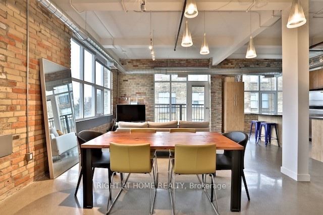 955 W Queen St 519
