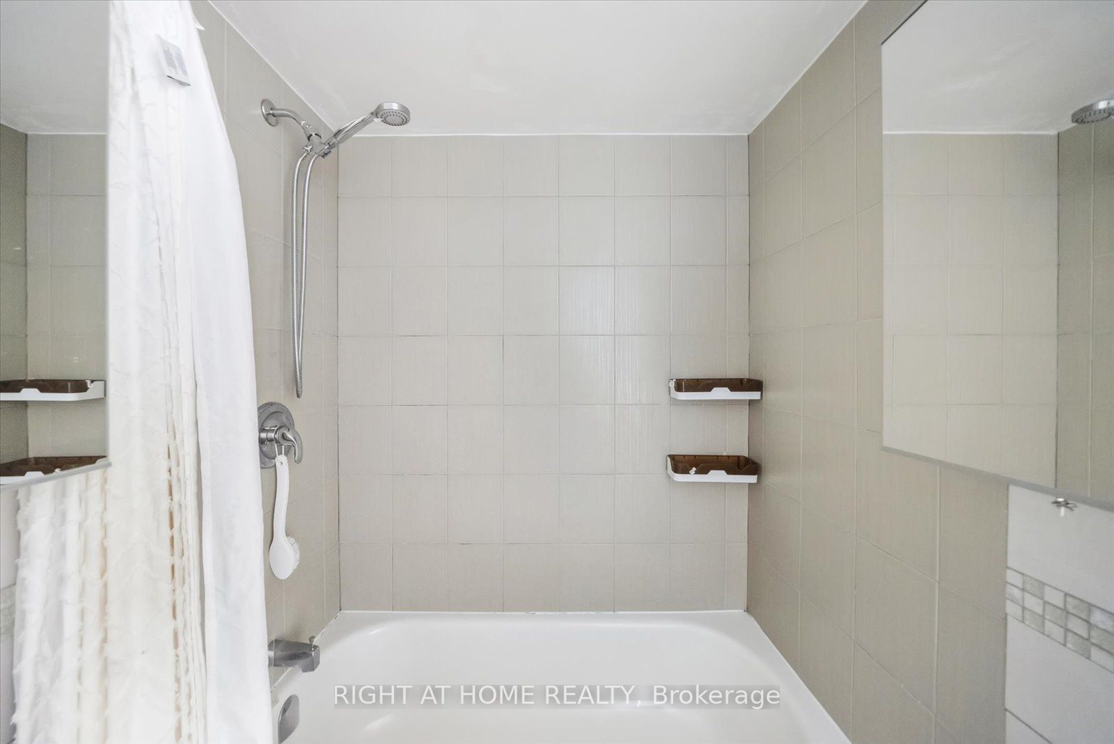 633 Bay St 1407