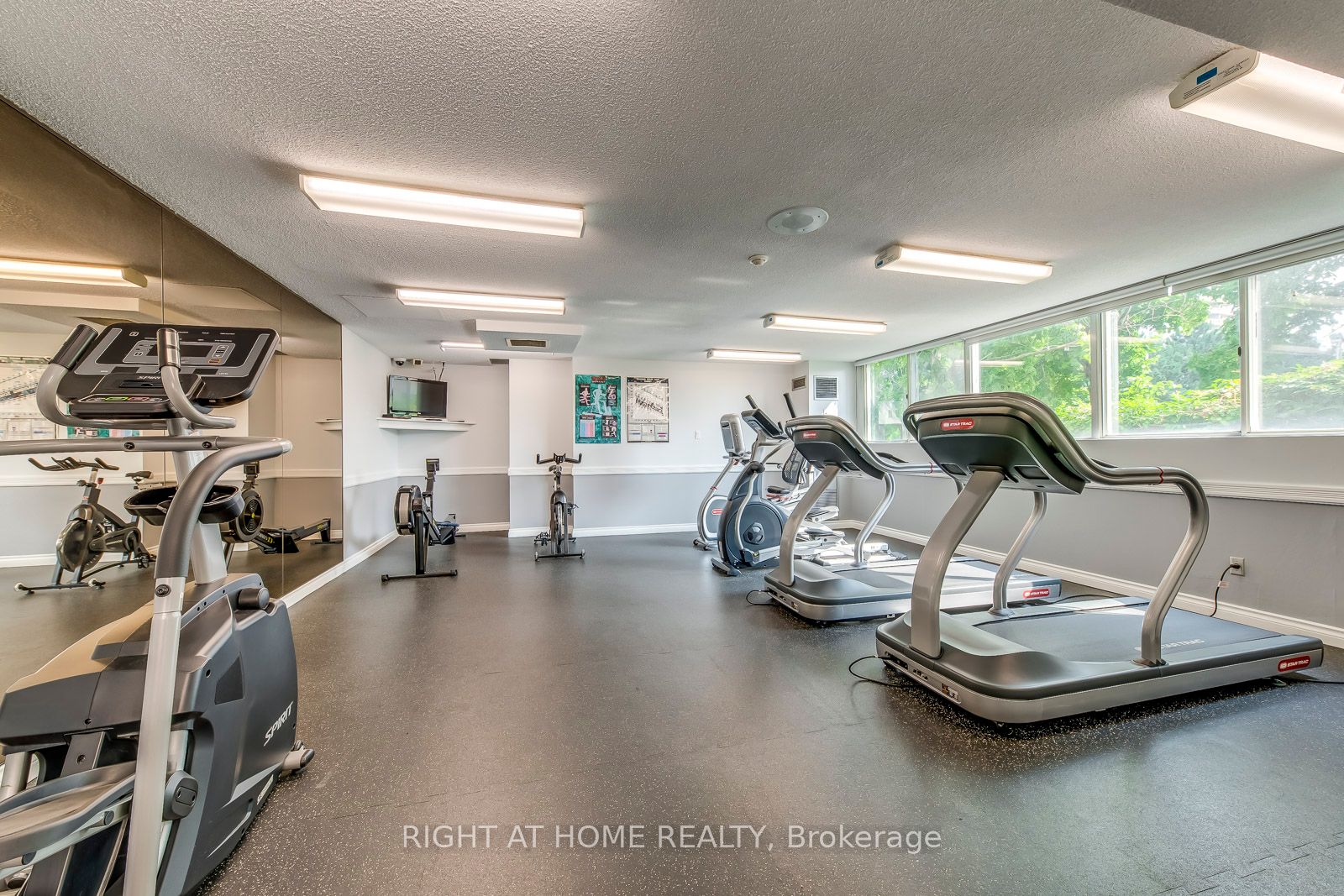 3700 Kaneff Cres 1412