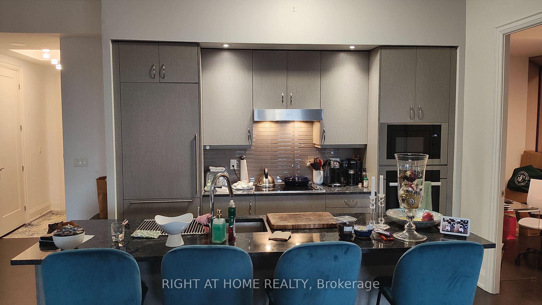 20 Fred Varley Dr 330