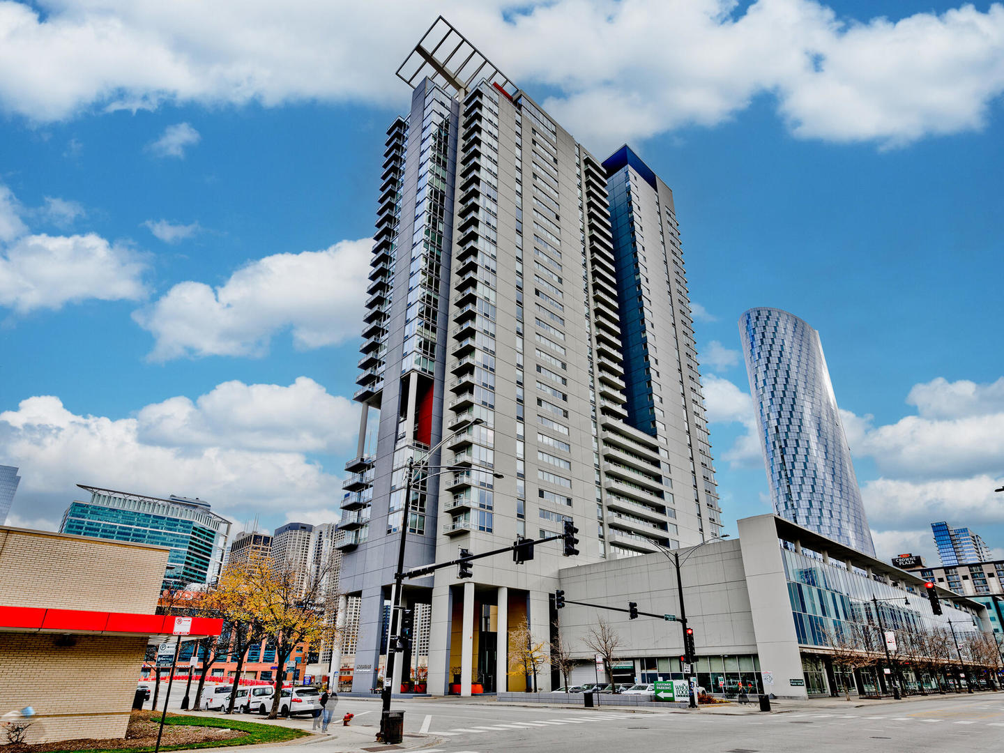 Now available in the heart of the West Loop, this rarely available 2 bed, 2.5 bath duplex condo in the Skybridge building offers east-facing city views and a private balcony. The main level includes an open living and dining area, kitchen, half bath, in-unit laundry, and balcony access. Upstairs features a primary suite with en-suite bath and a second bedroom with a full bath just outside the door. Both levels have hallway access. The building offers 24-hour door staff, a fitness center, sundeck with grills, and direct access to Whole Foods. Deeded garage parking space included. Prime location near the Kennedy Expressway, Randolph Street's restaurants and shopping, Greektown, Mariano's, and Mary Bartelme Park. Schedule your showing today!