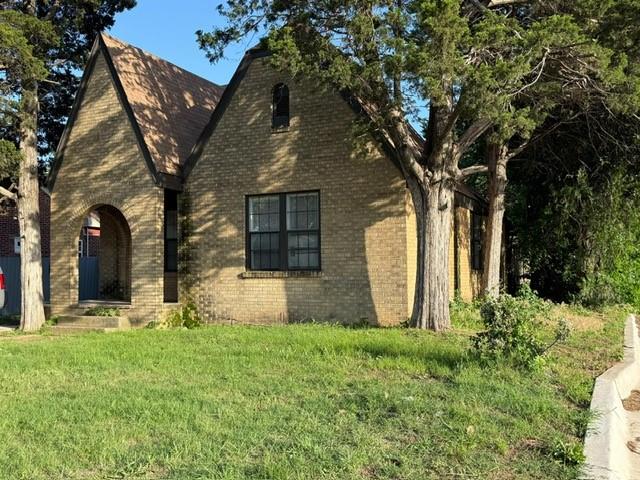Excellent investment property in NW OKC!!! House + Apartment!!! House has 2 bedrooms, 1 bath, 1 living room and 1 dinning room, laundry. Apartment of 756 SF with 2 bedrooms, 1 bath, living room, dining room and laundry. Both houses are in good conditions, apartment is rented and occupied but the house is ready to be occupied. It is close to Supermarkets, shopping Centers and Highways. Buyer will verify Sf and Schools.