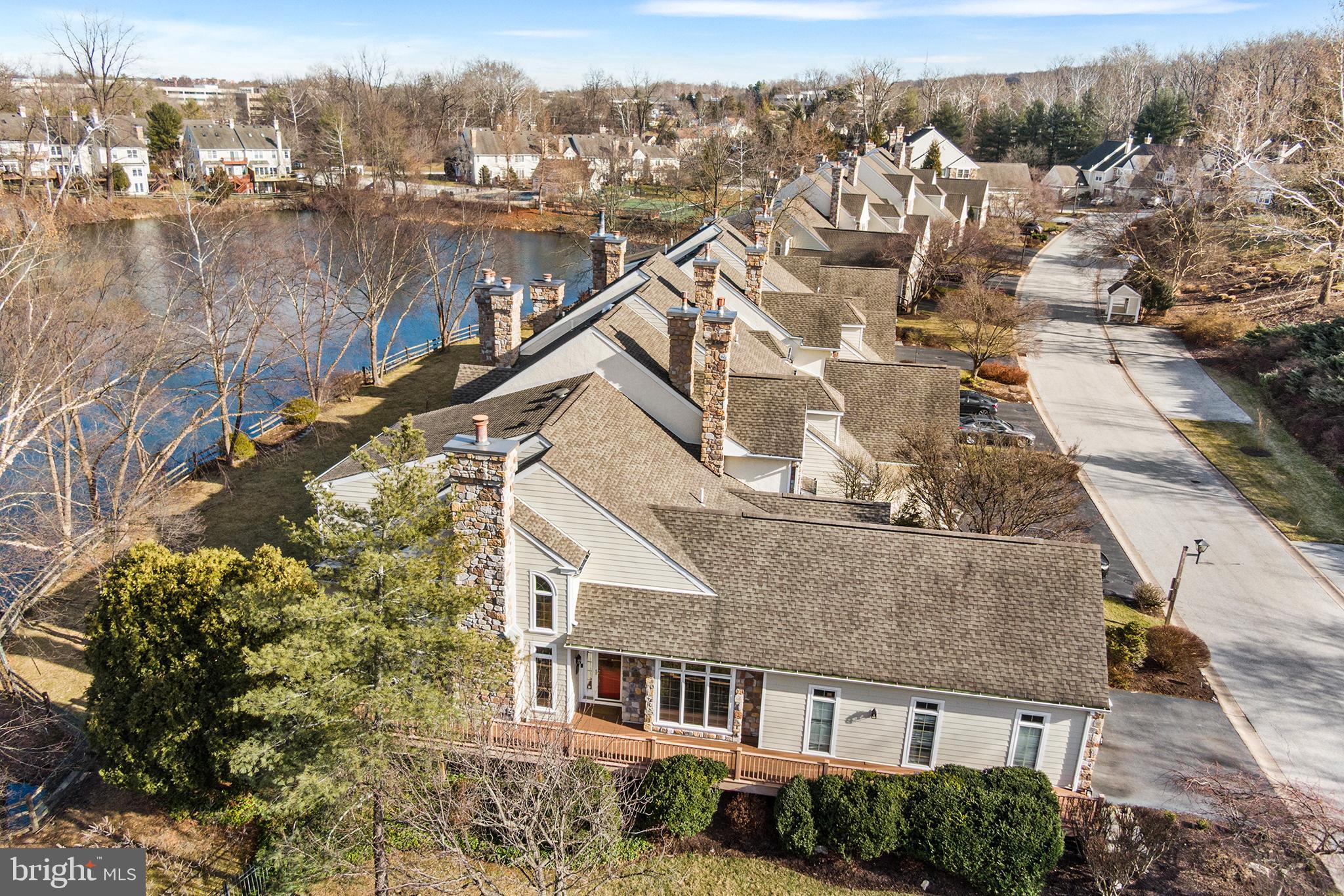 211 Shoreline Dr  