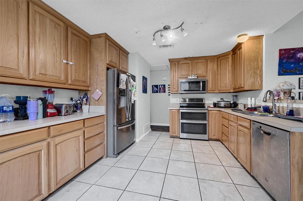 1933 Lakeview Circle