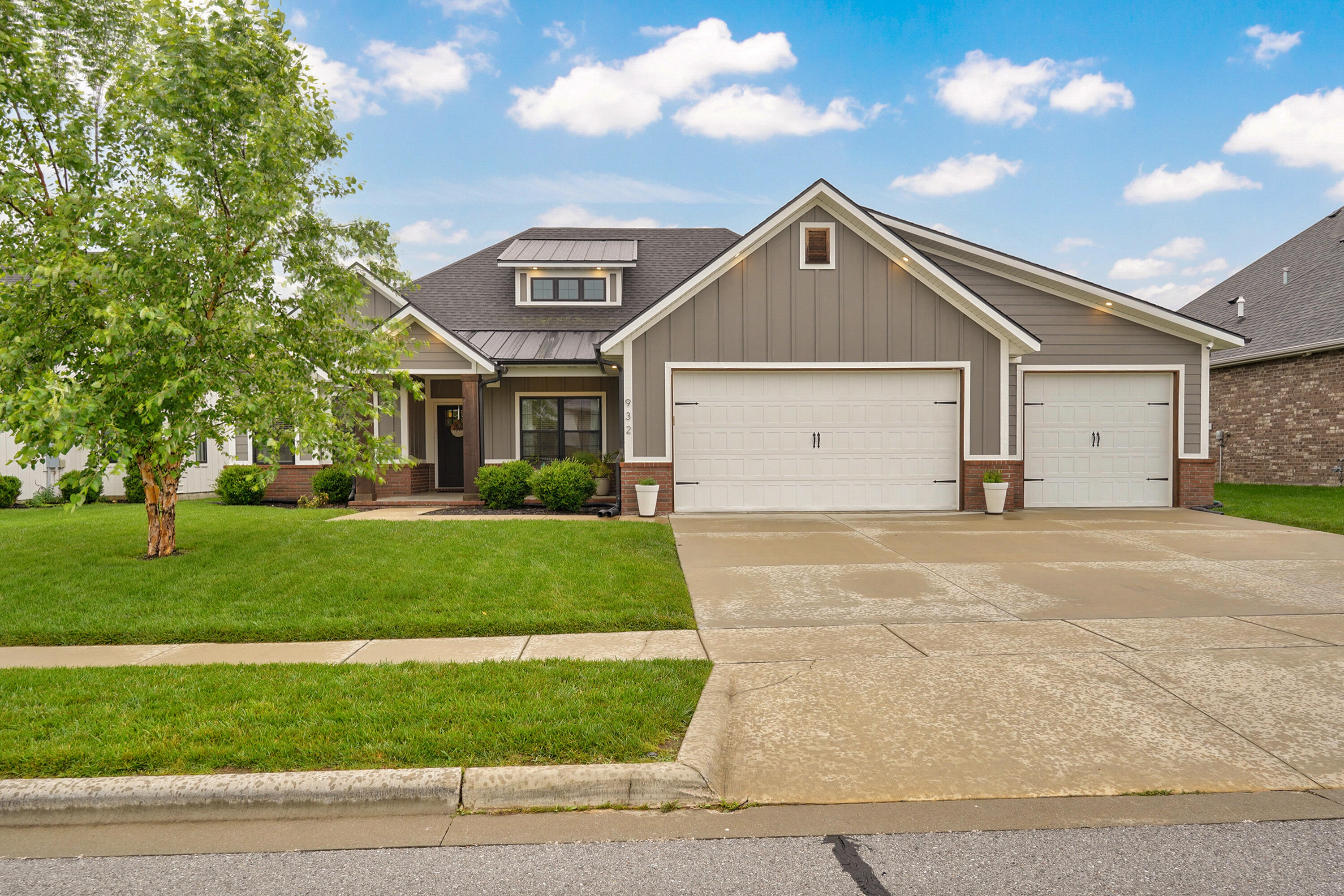 932 E Downshire Drive