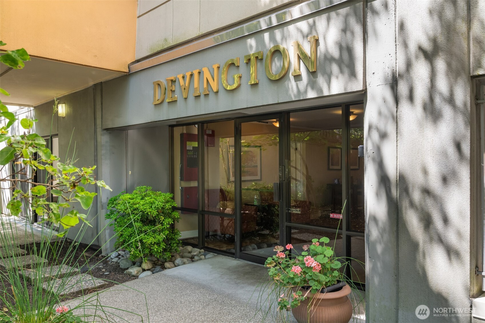 Welcome to the gracious Devington condos in the heart of beautiful Mercer Island. Featuring a spacious 2 bedroom 2 bath condo with open-concept modern living & dining areas. The generous gourmet kitchen showcases newly painted cupboards, new flooring, and new stainless steel refrigerator, stove and microwave. The over-sized primary bedroom features a walk-in closet, double-sink vanity, full bath, and bonus 2nd closet. New plush carpet, laminate flooring and new interior paint. The convenience of one designated parking space in the secured gated garage, and an additional storage unit. Enjoy urban living perfectly situated near restaurants, shopping, metro, trails, Seattle entertainment, Lake Washington, parks, and award-winning schools.