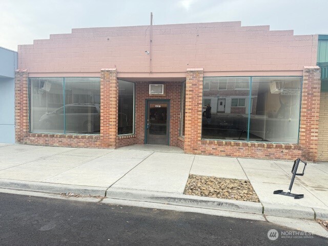 3200 square foot building on 4800 square foot lot. Parking in rear. Building is one open room with restroom in back corner. Suspended heat, no a/c.  Was rented for 7+ years and now vacant