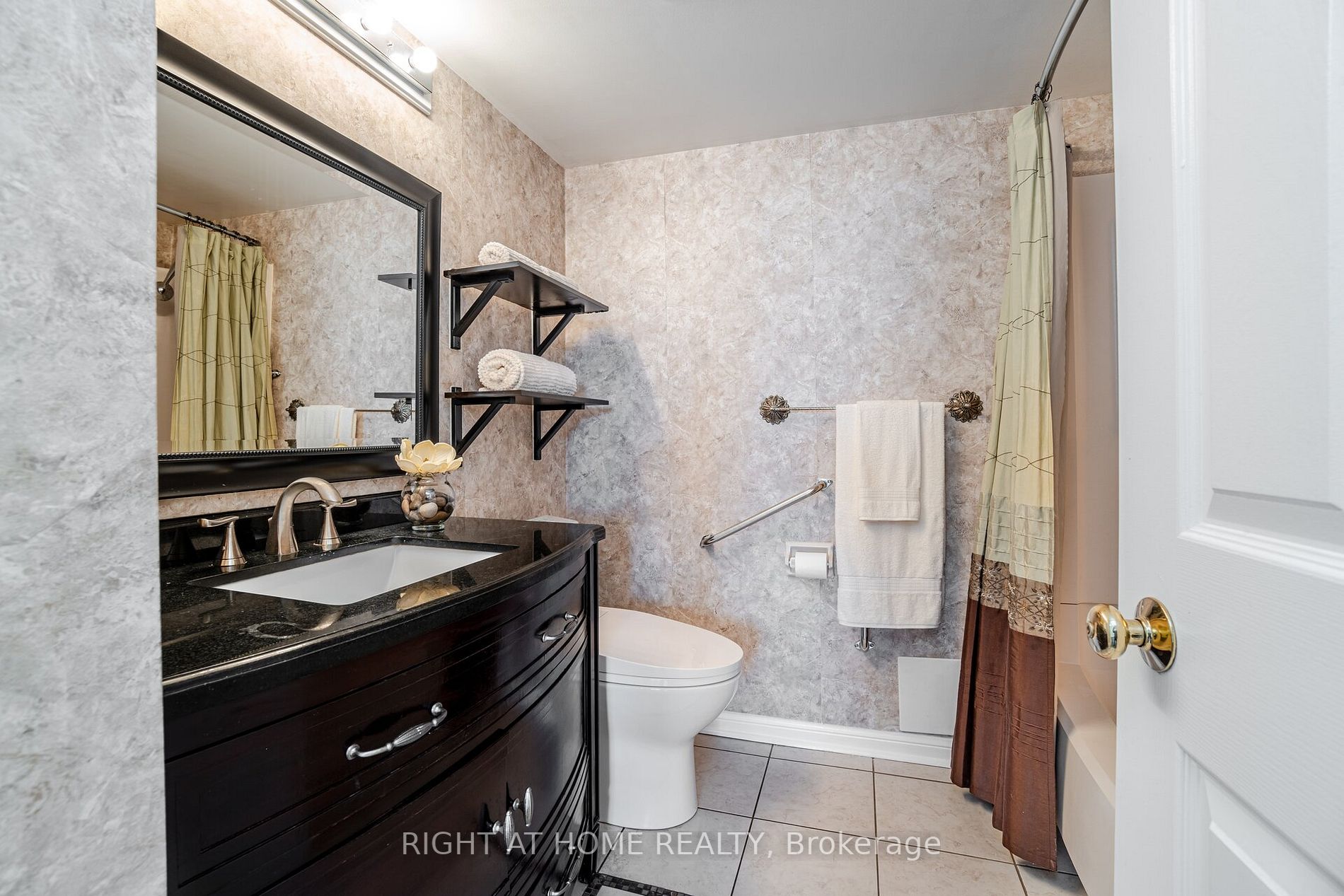 1230 Marlborough Crt 208