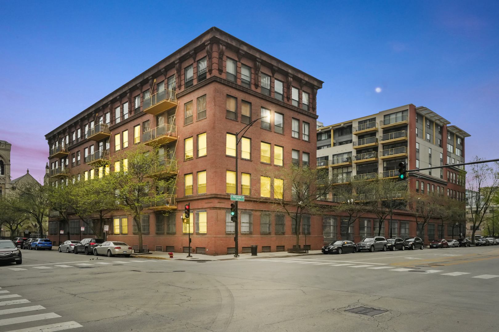 Beautiful 1Bed/1Bath North east corner unit located in the highly sought-after Banknote Place community, offering unbeatable walkability to Bears games, concerts, and some of Chicago's most iconic attractions. Enjoy being less than a mile from the 18th Street footbridge, Roosevelt Collection, Lakefront Trail, Soldier Field, the Field Museum, Shedd Aquarium, and a variety of vibrant cafes, restaurants, dog parks, and grocery stores. Step inside and be captivated by dramatic ceilings and rich hardwood floors that run throughout the home. The open and spacious living area easily fits an oversized sectional and is lined with large windows, filling the space with natural light. The kitchen features a stunning countertops, generous island with seating, ample cabinetry, and stainless steel appliances-perfect for cooking and entertaining. Step out onto your covered private balcony just off the living area-an ideal spot to enjoy warm summer evenings. The spacious primary bedroom includes a large window and plenty of room to unwind. Other highlights include in-unit laundry, dedicated storage, and heated garage parking available for an additional $35,000. Start your mornings watching the sunrise over the lake and end your days with sunsets from the west-facing views. Take in unobstructed lake and park views directly across the street, with easy access to the lakefront, beach, and Museum Campus. This home offers the best of downtown living with a welcoming neighborhood atmosphere. The private courtyard can be reserved for gatherings, and the extremely well-managed association ensures the property remains beautifully maintained year-round. Explore the home in 3D-click the 3D button for a virtual tour and walk through every detail!
