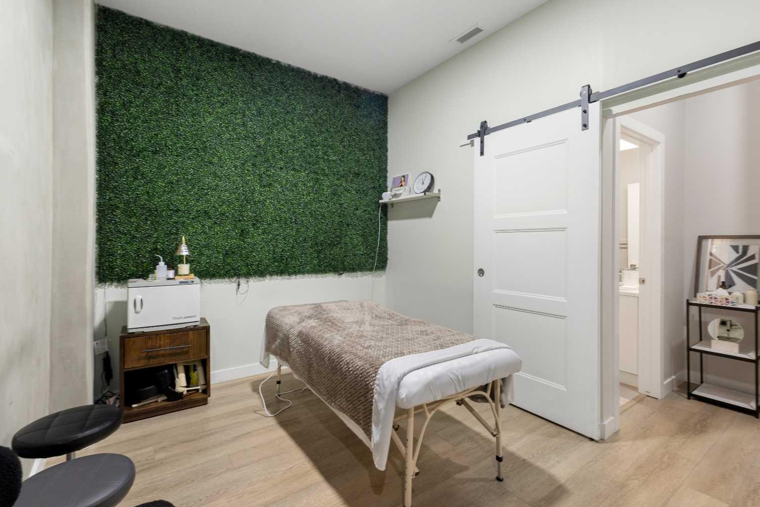 4539 Bowness Road NW