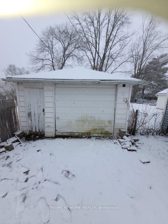 571 Wellington St
