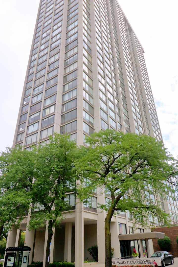 WOW! A WONDERFUL OPPORTUNITY FOR YOU TO OWN THIS REMODEL 1BD,1BA CONDO LOCATED IN EDGEWATER. THIS UNIT FEATURES MAGNIFICENT VIEWS OF THE LAKE AND CITY. IT HAS AN OPEN KITCHEN WITH STONE COUNTERTOPS, STAINLESS STEEL APPLIANCES, BRAZILIAN CHERRY WOOD FLOORS THROUGHOUT THE UNIT. A RENOVATED BATHROOM WITH CERAMIC TILES FLOOR. THERE IS A LARGE MASTER BEDROOM WITH LOTS OF STORAGE AND CLOSET SPACE. THERE IS CROWN MOLDING IN THE LIVING ROOM. THIS IS A FULL AMENITY BUILDING WITH AN ON-SITE MANAGER, 24 HOUR DOOR PERSON, SECURITY, OUTDOOR POOL, SUN DECK, PARTY ROOM, BUSINESS CENTER. MONTHLY ASSESSMENTS ARE $896 PER MONTH WHICH INCLUDES HEAT, AIRCONDITIONING, WATER, GAS, TV/CABLE, EXERCISE FACILITIES, WI-FI, INTERNET ACCESS. PARKING FEES ARE $200 FOR BALLET PRKG & $220 FOR SELF PRKG PER MONTH. THE SPECIAL ASSESSMENT FEE WILL BE PAID BY SELLER AT CLOSING. THIS IS AN OUTSTANDING HOME WAITING FOR YOU. BRING ME AN $$$ OFFER!