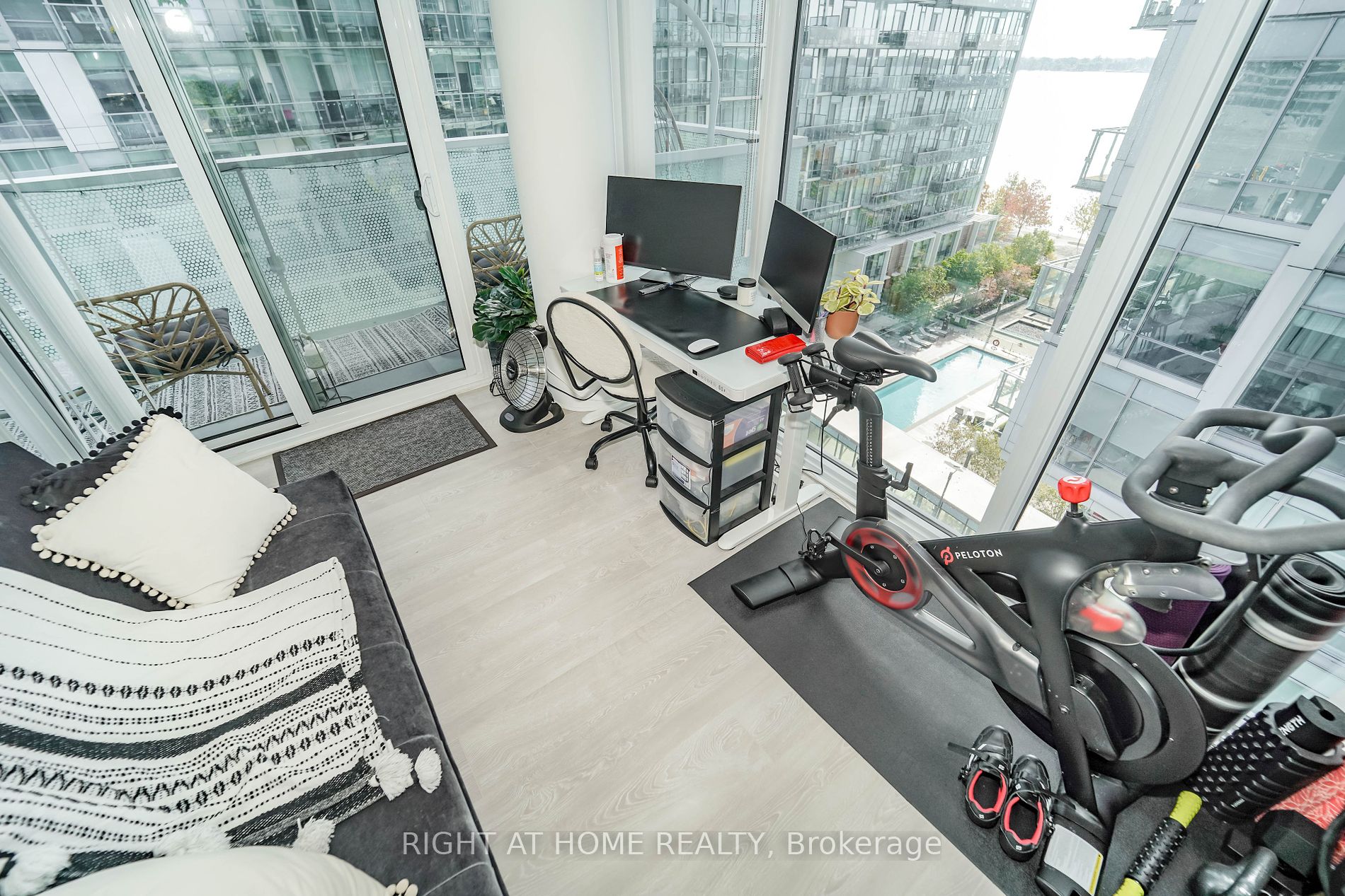 15 E Queens Quay 707