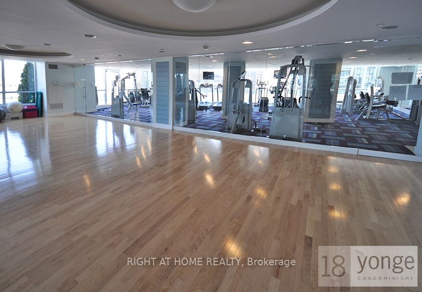 18 Yonge St 1405