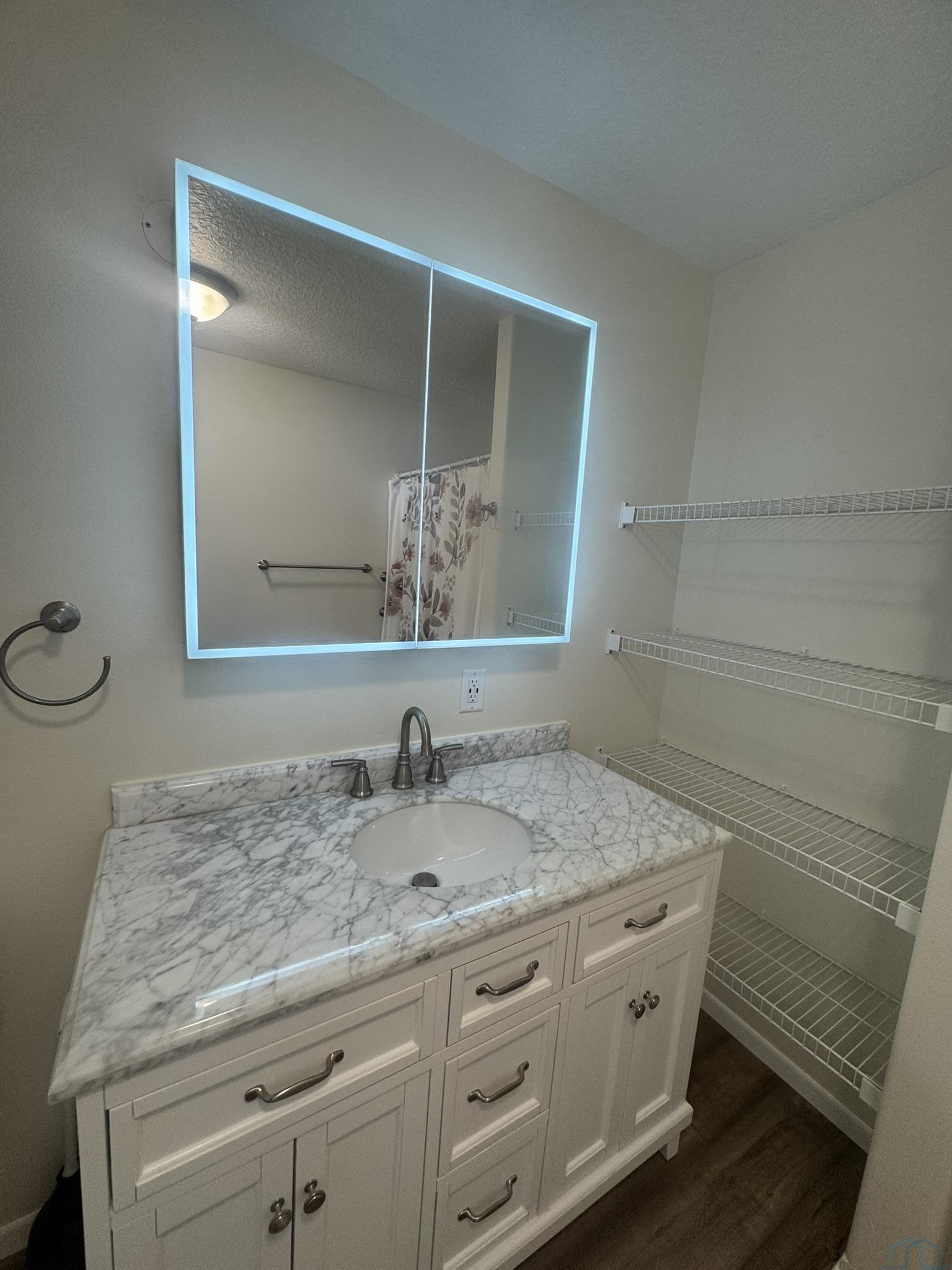 1100 Meadow View 2
